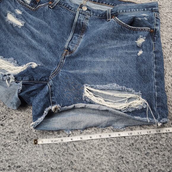 Levi's 501 Shorts Women 18W Blue Normcore Distressed Bikercore Raw Hem Med Wash - Picture 7 of 8